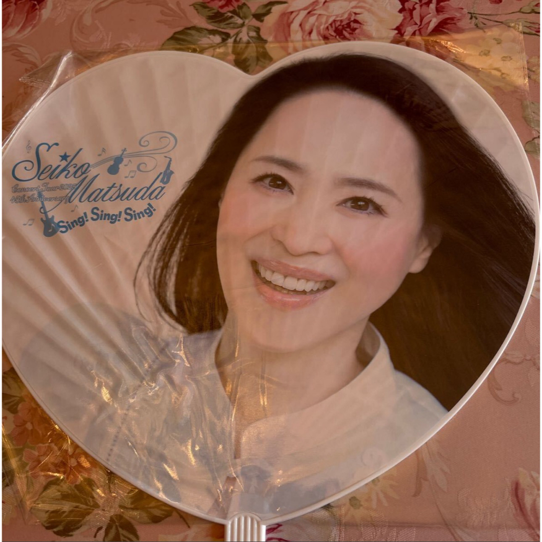 松田聖子2025 コンサート🎀うちわ🎀Sing! Sing! Sing!  エンタメ/ホビーのタレントグッズ(アイドルグッズ)の商品写真