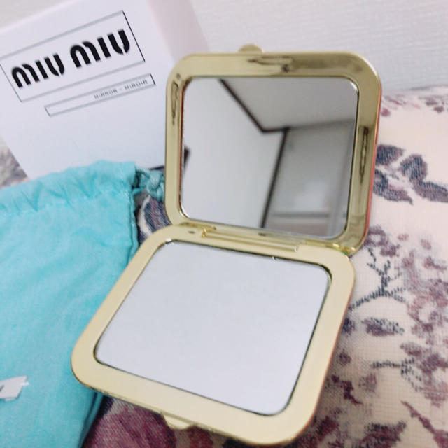 miumiu(ミュウミュウ)のmiumiuノベルティミラー新品 鏡 レディースのファッション小物(その他)の商品写真