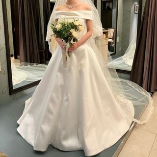 ウエディングドレス オフショルダー ミカドサテン Aライン くるみボタン 結婚式(ウェディングドレス)