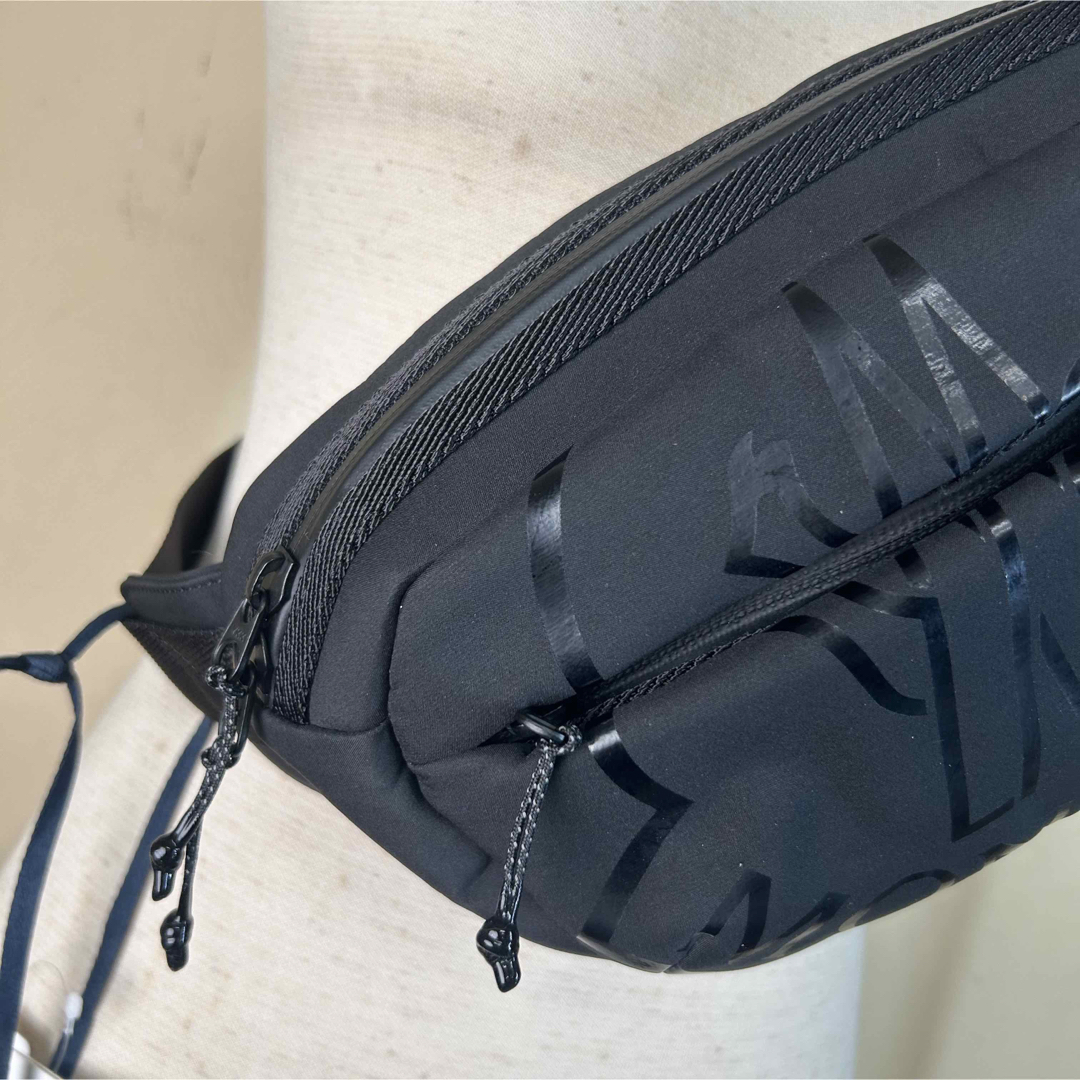 MONCLER(モンクレール)の【未使用タグ付き】MONCLER モンクレールカットベルトバッグ　ボディバッグ黒 メンズのバッグ(ボディーバッグ)の商品写真