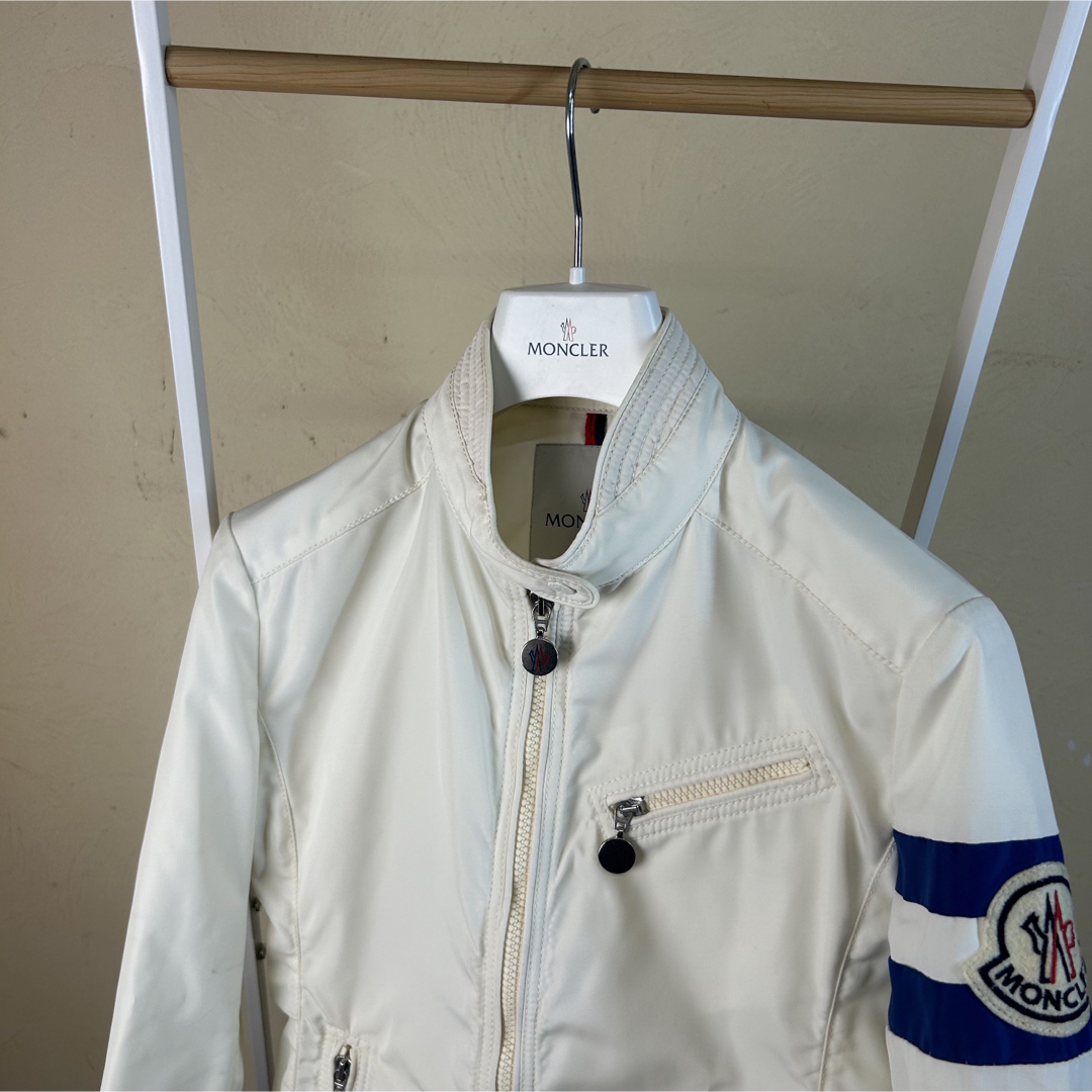 MONCLER(モンクレール)の【レア】MONCERモンクレールライダースジャケット白0 レディースのジャケット/アウター(ダウンジャケット)の商品写真