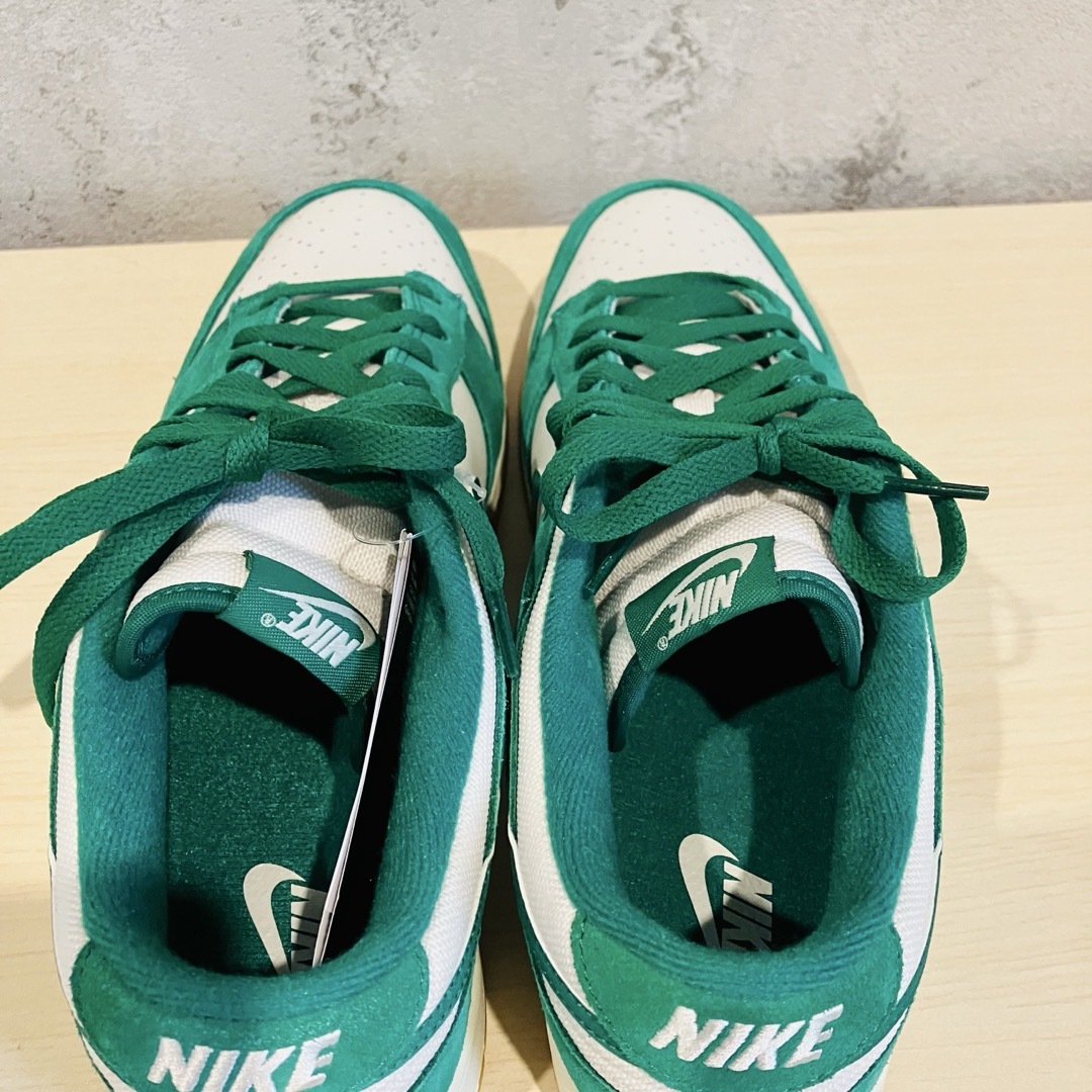 NIKE(ナイキ)の定価18,700円　新品未使用　NIKE ナイキ ダンク ロー SE マラカイト メンズの靴/シューズ(スニーカー)の商品写真