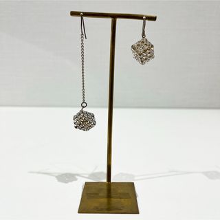 クレアーズ(claire's)のアシンメトリーキューブデザインピアス(ピアス)