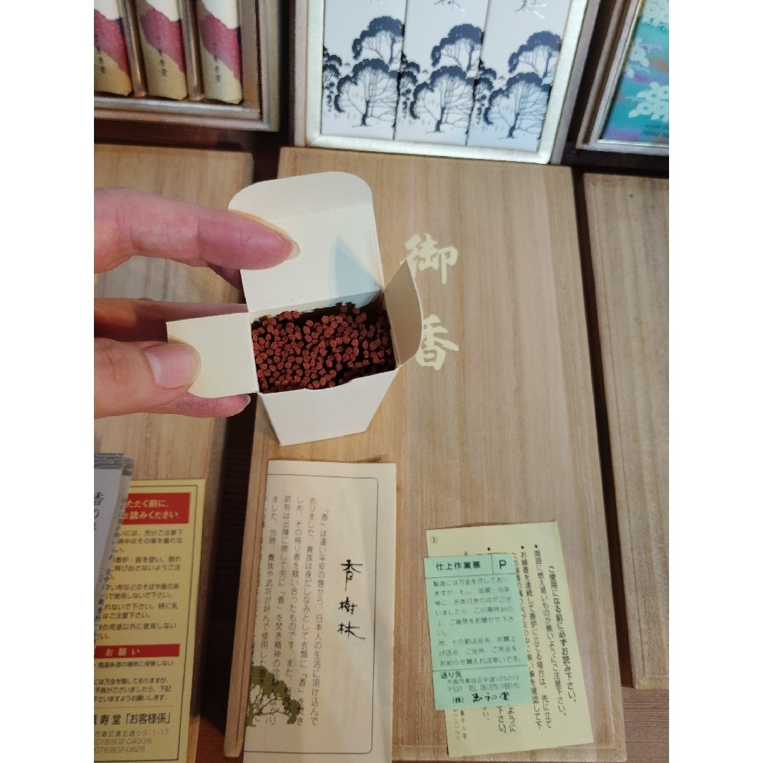 新品　未使用品　桐箱入　線香、ろうそくセット　　　詰め合わせ　定価7000円以上 コスメ/美容のリラクゼーション(お香/香炉)の商品写真
