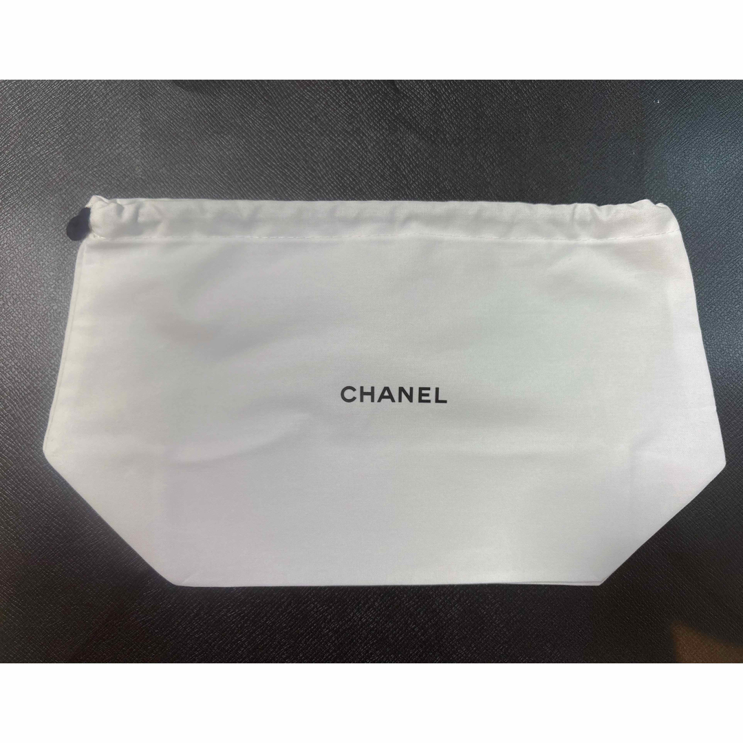 CHANEL(シャネル)の正規品　非売品　シャネルCHANELノベルティ巾着ポーチ　ホワイト レディースのファッション小物(ポーチ)の商品写真