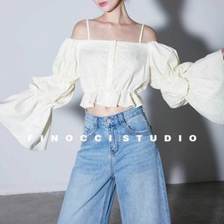 シャルルシャトン(Charles Chaton)のFINOCCI オフショルダー フレアスリーブ ミニブラウス トップス (シャツ/ブラウス(長袖/七分))