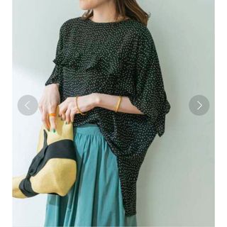 アーバンリサーチ(URBAN RESEARCH)のランダムドットフリルブラウス【ブラックDOT】(シャツ/ブラウス(半袖/袖なし))