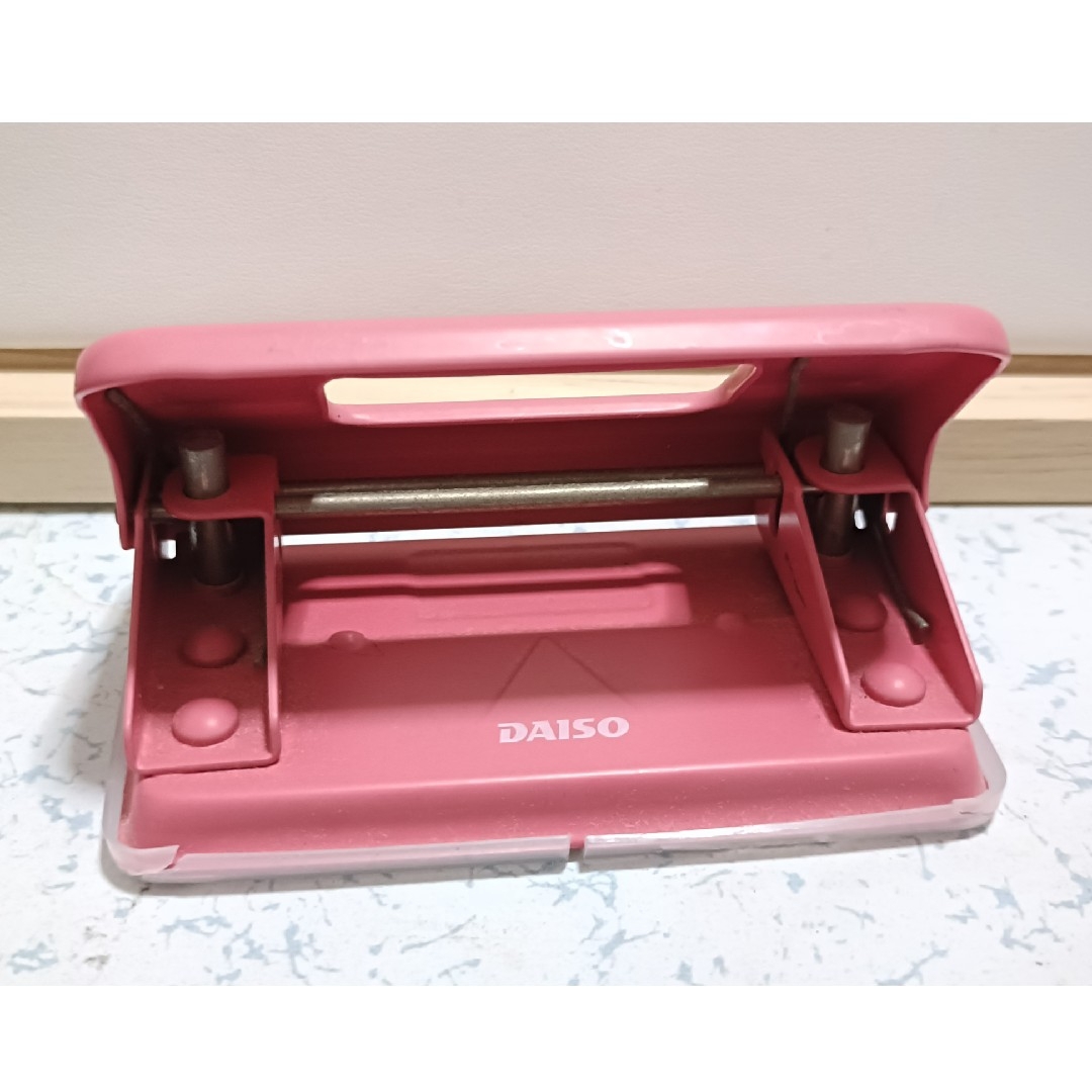 DAISO(ダイソー)のパンチ ピンク ダイソー DAISO 穴あけパンチ インテリア/住まい/日用品の文房具(その他)の商品写真