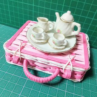 【新品】ドールハウスミニチュアティーセット　ハンドメイドバスケット(ピンク格子)(ミニチュア)