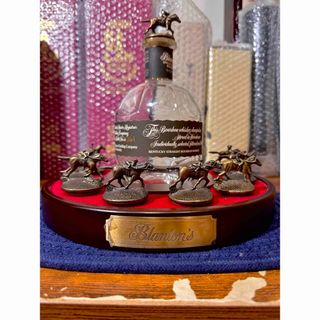 タカラシュゾウ(宝酒造)のブラントンBLANTON'S 台座 キャップ全種類 空瓶付 ディスプレイスタンド(ウイスキー)