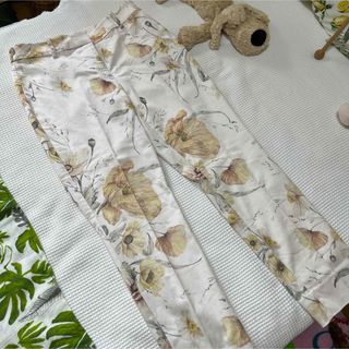 エイチアンドエム(H&M)のH&M 花柄パンツ(クロップドパンツ)