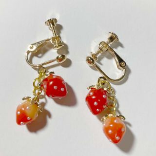 ハンドメイド　苺のイヤリング　送料込み(イヤリング)