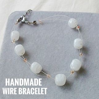 【ハンドメイド】ビーズワイヤーブレスレット　ハンドメイドアクセサリー　ホワイト(ブレスレット/バングル)