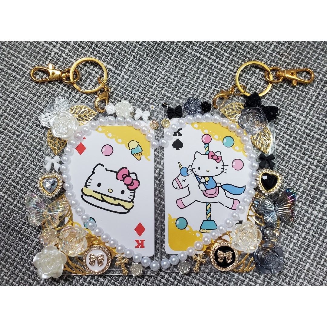 トレカケース　硬質ケース　キーホルダー　デコ　イニシャル付き　ペアハート　白×黒 ハンドメイドのハンドメイド その他(その他)の商品写真
