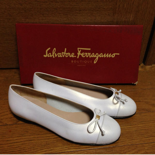 Ferragamo(フェラガモ)の☆フェラガモ ホワイトパンプス☆ レディースの靴/シューズ(ハイヒール/パンプス)の商品写真