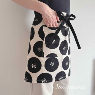 北欧　　エプロン　まあるい綿毛柄　カフェエプロン プレゼント(収納/キッチン雑貨)