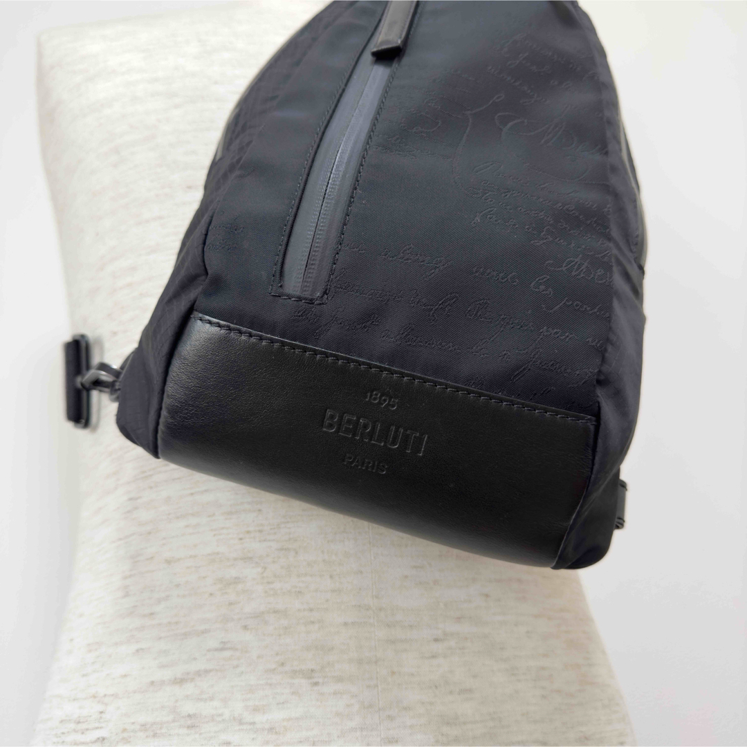BERLUTI(ベルルッティ)の限定 35万円 ベルルッティ カリグラフィースクリットナイロンレザーボディバッグ メンズのバッグ(ショルダーバッグ)の商品写真