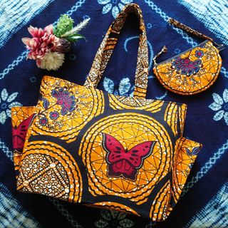 アフリカ布シリーズ　トートバッグ　大　ハンドメイド　サークル柄蝶々柄　ポーチ付き(バッグ)