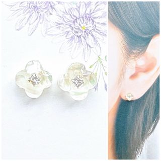 ホワイト7mmお花ピアス/イヤリング(ピアス)