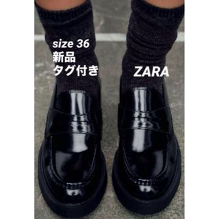 ザラ(ZARA)の【完売品】ZARA エナメルレザー風ペニーストラップ ローファー　23.4 新品(ローファー/革靴)