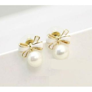 ホワイト 白 リボンパール ピアス ビッグタイプベル型キャッチ(ピアス)