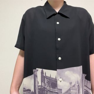 ロキエ(Lochie)の黒 ブラック 透け感 中世 建築物 大聖堂 ピクチャー 柄シャツ(シャツ/ブラウス(半袖/袖なし))