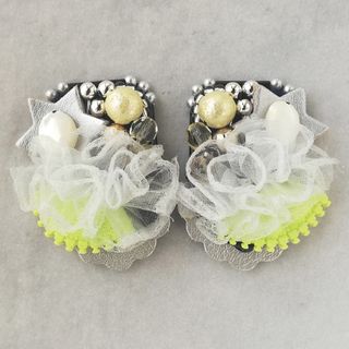 大ぶりフリルとビーズ刺繍のピアス/イヤリング(ピアス)