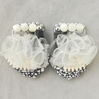 大ぶりフリルとビーズ刺繍のピアス/イヤリング(ピアス)