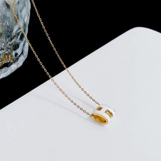 Hネックレス クラシックな文字デザイン かわいいファッション ペンダントホワイト(ネックレス)