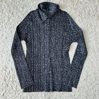 プリーツプリーズイッセイミヤケ(PLEATS PLEASE ISSEY MIYAKE)の美品 XL PLEATS PLEASE 長袖 シャツ 襟付き 総柄 ブラック系(シャツ/ブラウス(長袖/七分))