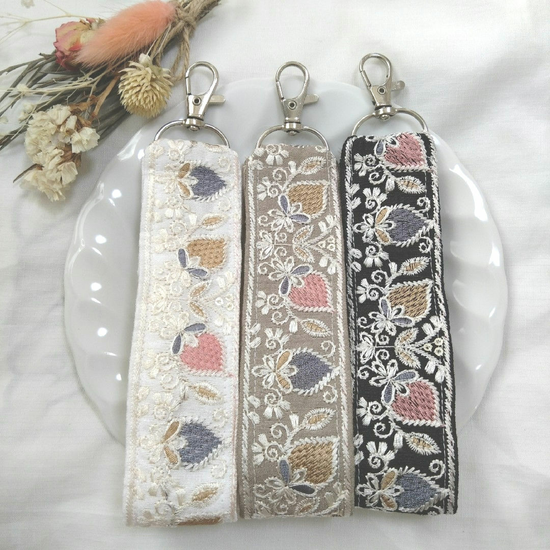 インド刺繍リボン　ハンドストラップ　ブラック ハンドメイドのスマホケース/アクセサリー(スマホストラップ/チャーム)の商品写真