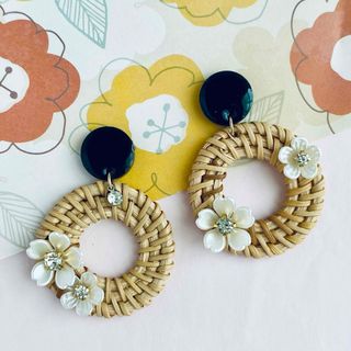 夏 ラタンリング ホワイトフラワー ラインストーン レトロポップピアス(ピアス)