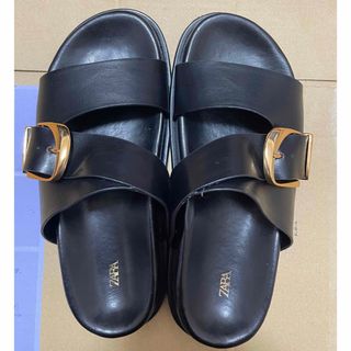 ザラ(ZARA)のZARA ブラック バックル付きサンダル(サンダル)