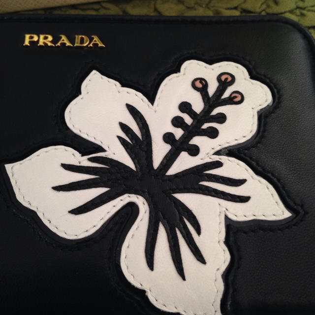 PRADA(プラダ)の新品 PRADA 大花柄 ラウンドファスナー 長財布 ブラック フラ ハワイ  レディースのファッション小物(財布)の商品写真