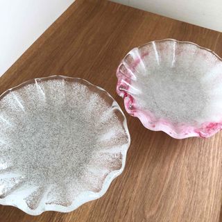 岩田ガラス　皿　ガラス皿　フリル　ウェーブ　 気泡　白　ピンク　2枚セット(食器)