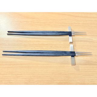 クチポール(Cutipol)のクチポール ゴア ブラック 箸 + 箸置きセット Cutipol GOA(カトラリー/箸)