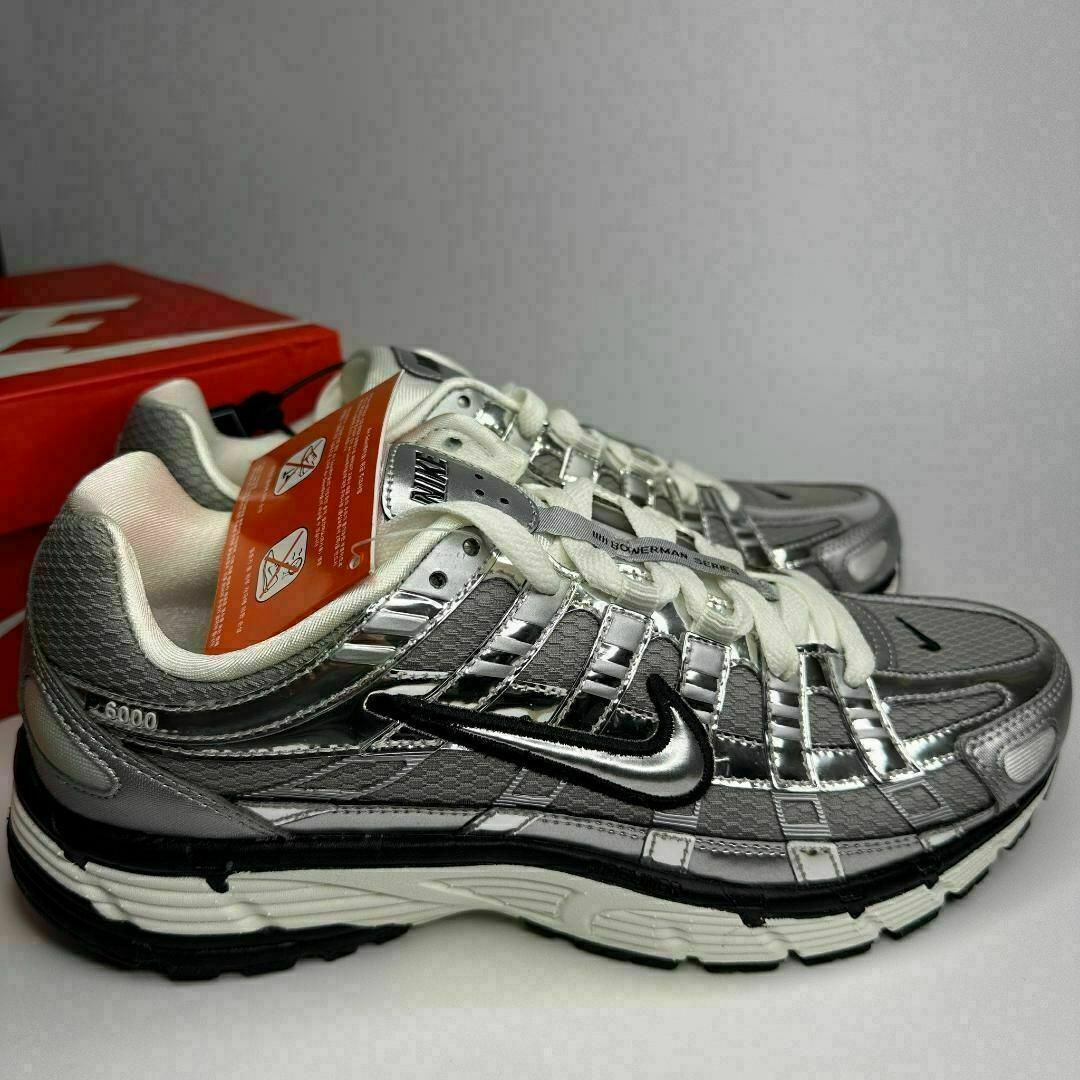 adidas(アディダス)の27.5　新品　Nike P-6000 メタリック　シルバー　完売 メンズの靴/シューズ(スニーカー)の商品写真