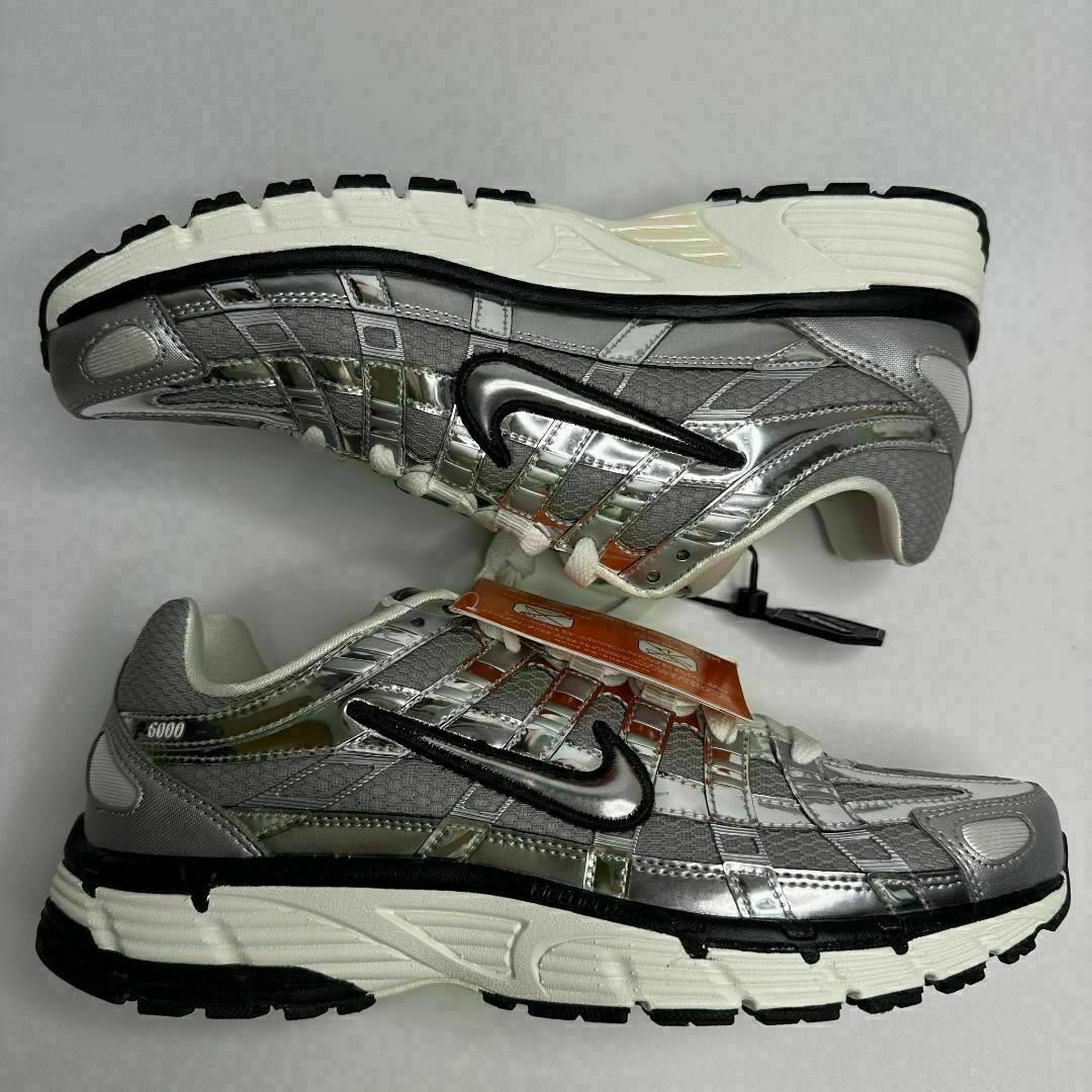 adidas(アディダス)の27.5　新品　Nike P-6000 メタリック　シルバー　完売 メンズの靴/シューズ(スニーカー)の商品写真