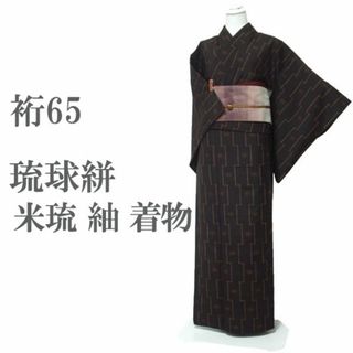 米琉 紬 着物 袷 琉球絣 黒こげ茶 美品 正絹 裄65 Ｍ 中古 sn1343(着物)