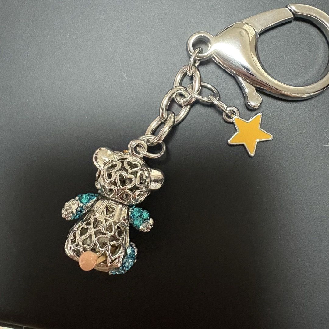 スワロフスキー風 クマ キーホルダー レディースのファッション小物(キーホルダー)の商品写真