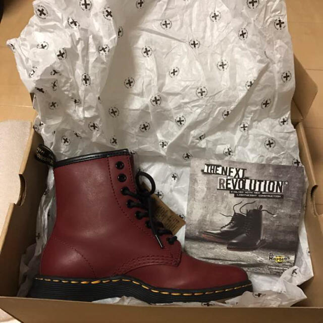 Dr.Martens(ドクターマーチン)の20520→12500 新作 ドクターマーチン 8ホール チェリーレッド UK3 レディースの靴/シューズ(ブーツ)の商品写真