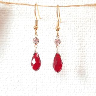 ルビーレッドのカットガラスのシンプルピアス　サージカルステンレス(ピアス)