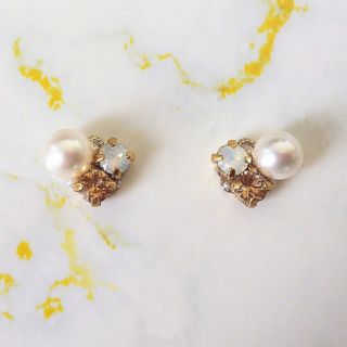パールビジュー ホワイト×ライトコロラドトパーズ ピアス イヤリング(ピアス)