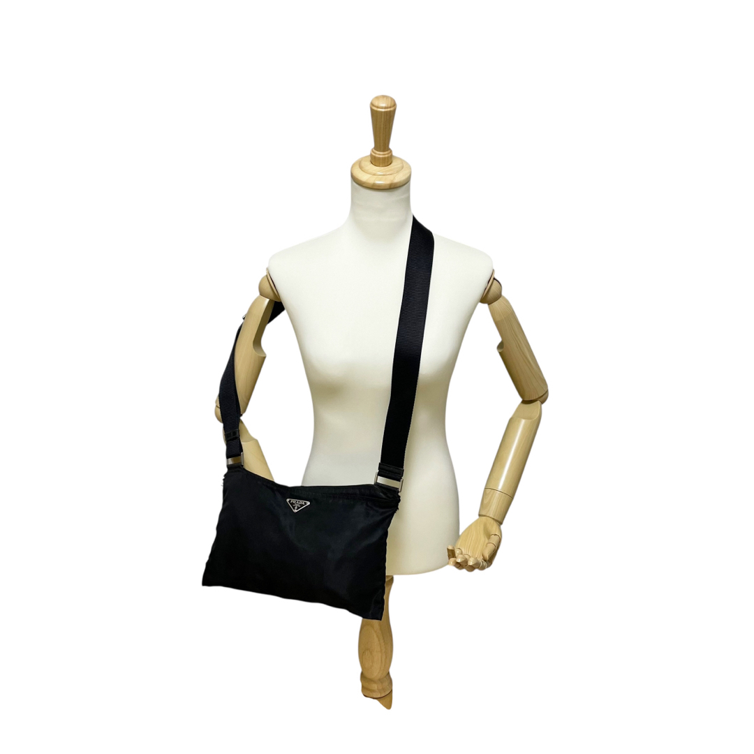 PRADA(プラダ)の✨良品　PRADA プラダ　ショルダーバッグ　サコッシュ ナイロン　斜め掛け レディースのバッグ(ショルダーバッグ)の商品写真
