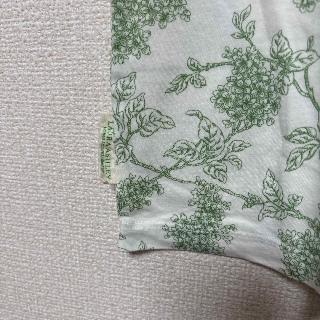 UNIQLO(ユニクロ)のユニクロxローラ•アシュレイ VネックT タグ付 Lサイズ レディースのトップス(Tシャツ(半袖/袖なし))の商品写真