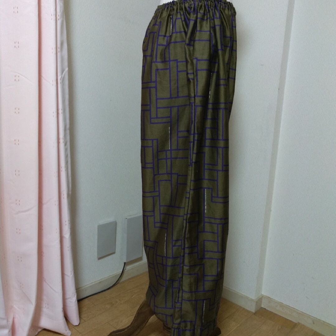 ワイドパンツ　綿サテン　幾何学模様　オリーブグリーン　フリーサイズ レディースのパンツ(カジュアルパンツ)の商品写真