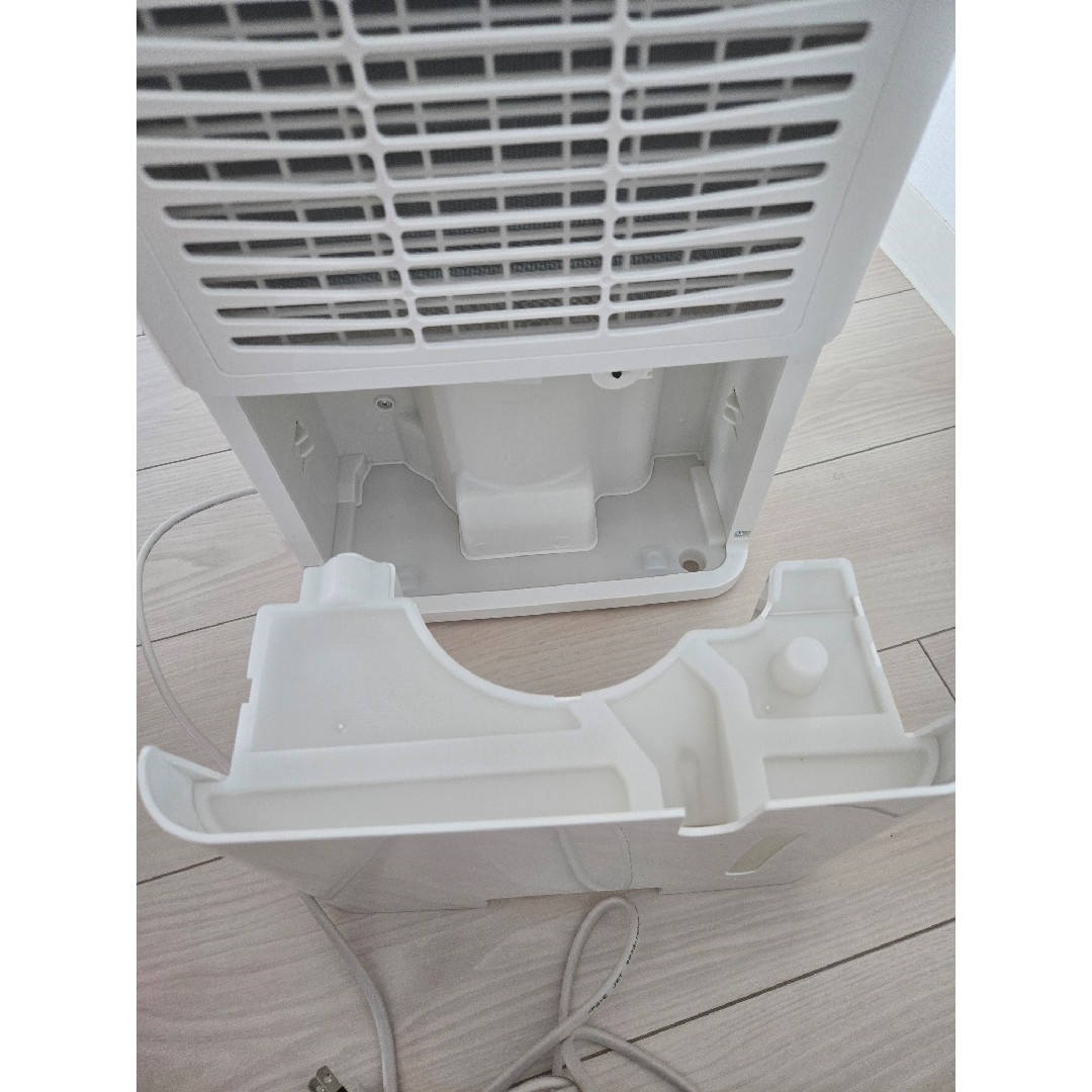 【美品】除湿機 コンプレッサー式 ホワイト  スマホ/家電/カメラの生活家電(加湿器/除湿機)の商品写真