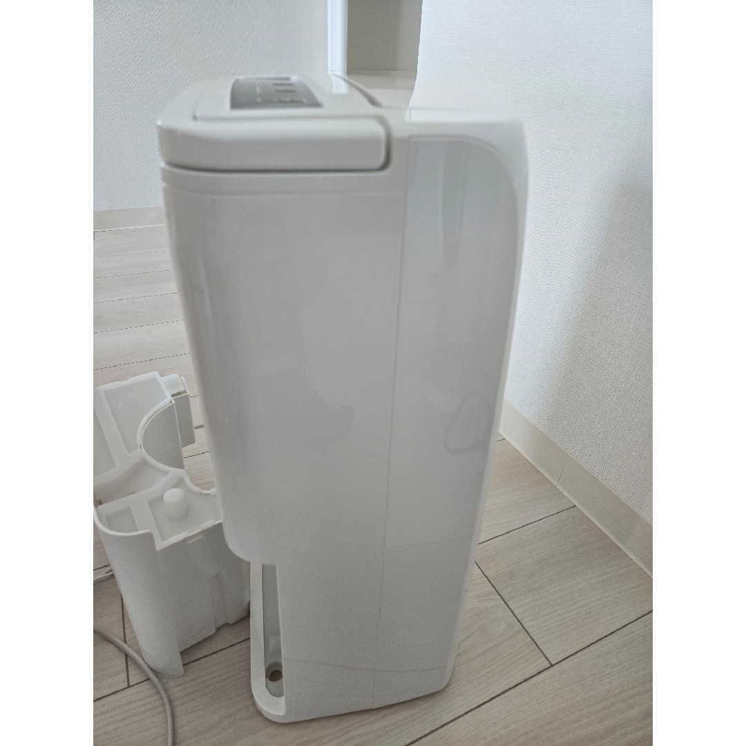 【美品】除湿機 コンプレッサー式 ホワイト  スマホ/家電/カメラの生活家電(加湿器/除湿機)の商品写真