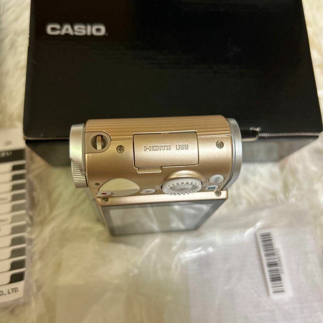 CASIO(カシオ)の【極美品】 CASIO EXILIM EX-ZR1800 デジタルカメラ　付属多 スマホ/家電/カメラのカメラ(コンパクトデジタルカメラ)の商品写真