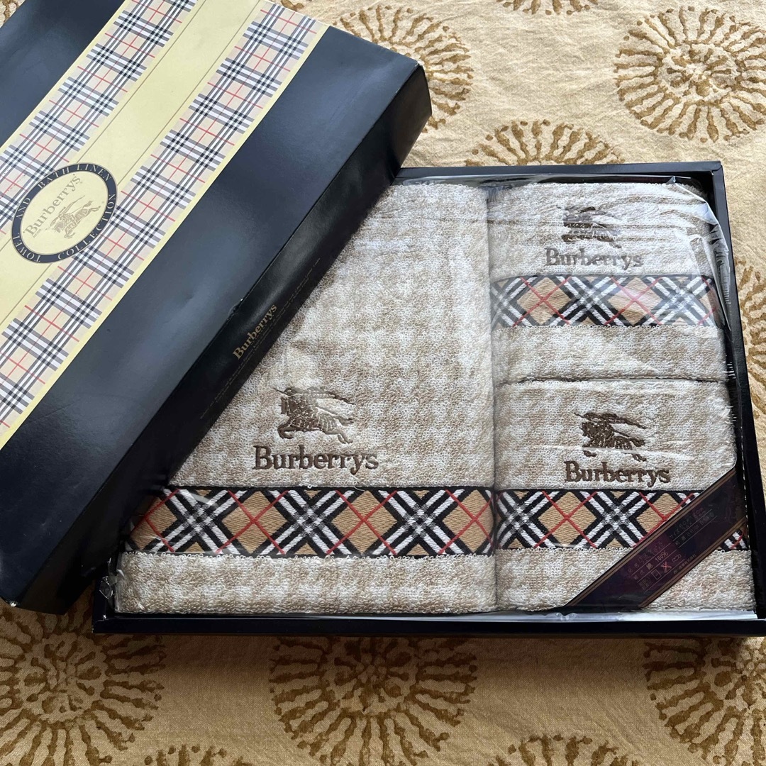 BURBERRY(バーバリー)のSALE⭐︎No.３⭐︎新品未使用　BURBERRY  バーバリー　バスタオルセット インテリア/住まい/日用品の日用品/生活雑貨/旅行(タオル/バス用品)の商品写真